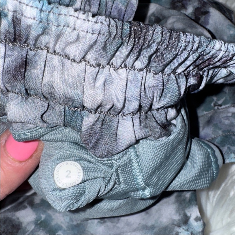Lululemon Hotty Hot Low-Rise Lined Short 4" Kaleidofloral Multi/Blue Cast
Size 2 - Picture 3 of 5